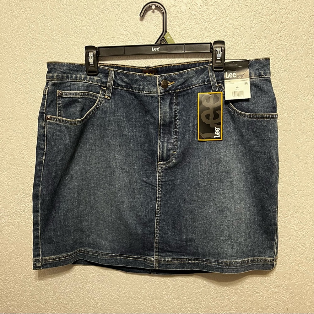Lee Women's Mid Rise Skort in the Deep Blue color, size 18 New